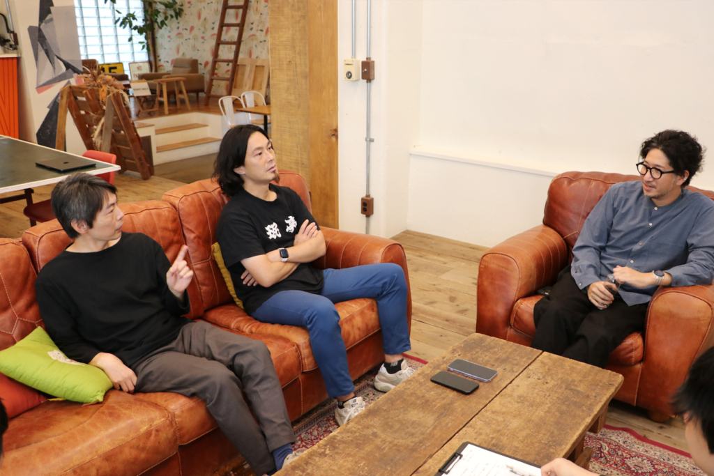 左からren 代表取締役 山田 裕一、役員 大島 渉 / 塚本 清志